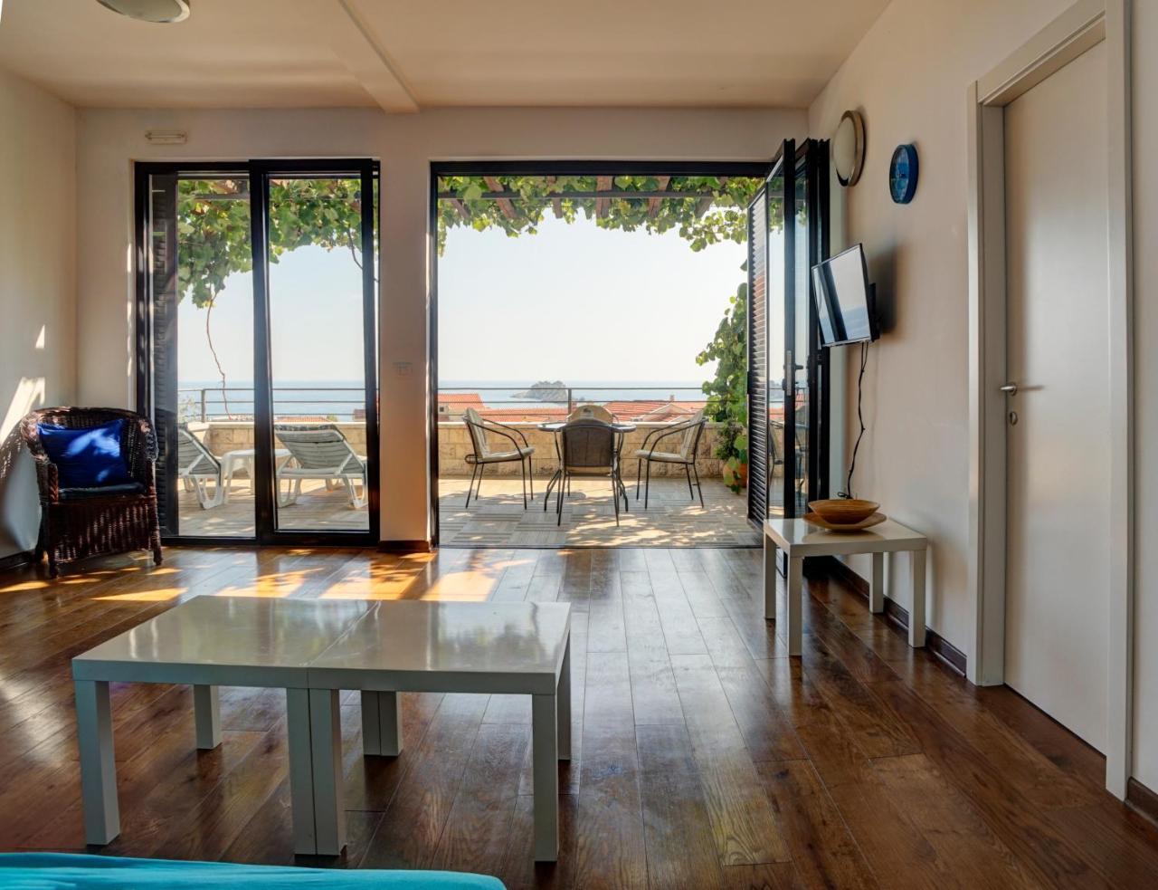 Apartments Minja Nerin Petrovac Bagian luar foto